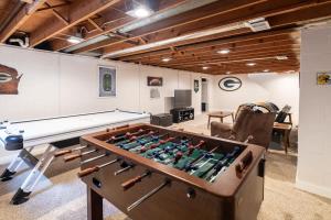 Sleeps 6 Walk to Lambeau Resch Dog-Friendly في غرين باي: غرفة مع طاولة بلياردو وطاولة