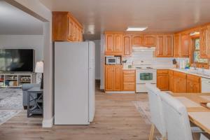 Sleeps 6 Walk to Lambeau Resch Dog-Friendly في غرين باي: مطبخ مع ثلاجة بيضاء وخزائن خشبية +39 صورة