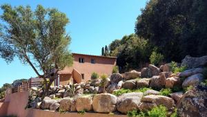 - un grand jardin en pierre en face d'une maison dans l'établissement Appartement Cemiliana, à Bonifacio 27 autres photos