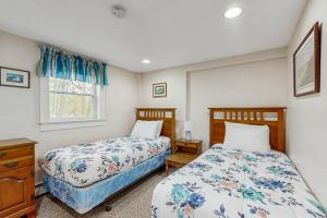 a bedroom with two beds and a window at The Betty in Jackson