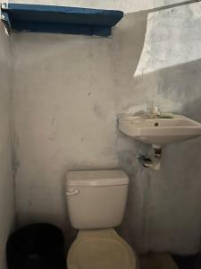 un baño con inodoro y lavabo en Pelican House, en Rivas