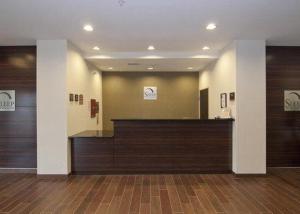 un hall avec une réception dans un bâtiment dans l'établissement Sleep Inn & Suites Marshall, à Marshall