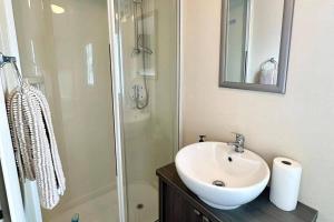 Bilik mandi di 2-Bed Ringwood Cabin - incl Park Pass SelfCheckin +26 gambar