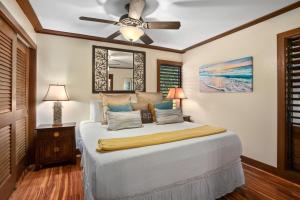 科洛阿Kauai Kiahuna Plantation #425 by Coldwell Banker Island Vacations的带床和吊扇的卧室 更多15张照片