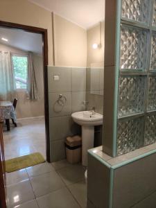 Koupelna v ubytování Villa Skanderbeg Guest House Talaudyong Beach + 37 fotografií