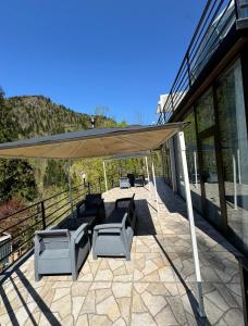 Balkón nebo terasa v ubytování Sairme Glampings