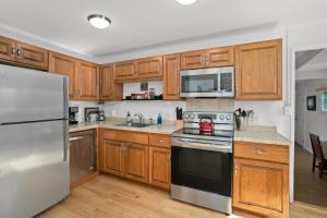 Kuchyň nebo kuchyňský kout v ubytování Kauai Sunset Hale in Poipu by Coldwell Banker Island Vacations