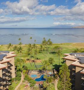 eine Luftaufnahme eines Resorts mit Palmen und dem Meer in der Unterkunft Kauhale Makai 203 by Coldwell Banker Island Vacations in Kihei