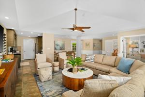 una sala de estar con un sofá y una mesa en Kauai The Palms at Poipu Kai 1752 by Coldwell Banker Island Vacations, en Koloa