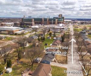 Stadium District Resch 3 BR Sleeps 8 في غرين باي: صورة جوية للحرم الجامعي مع المبنى