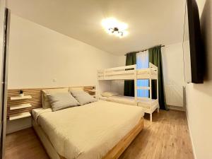 En eller flere senge i et værelse på T2D Apartment - Suite Gallery Disneyland Paris