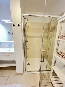 Et badeværelse på T2D Apartment - Suite Gallery Disneyland Paris