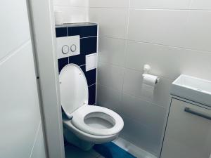 une petite salle de bain avec toilettes et lavabo dans l'établissement Good Vibes Only - spacious Residence, à Bratislava 12 autres photos