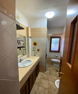 un bagno con due lavandini e un water di GuesthouseAntonia ad Avellino Altre 31 foto
