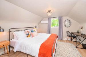 Postel nebo postele na pokoji v ubytování 4BR 2BA Dog Friendly 3 Kings Walk to Lambeau