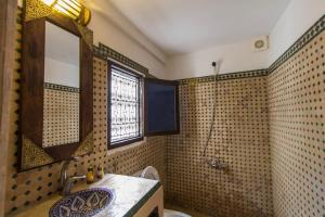 uma casa de banho com um WC, um lavatório e um chuveiro em Riad Taha em Fez