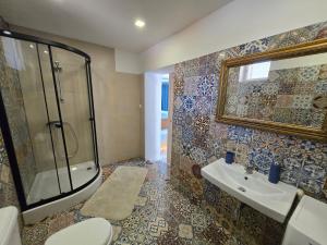 Koupelna v ubytování Apartmány Modrý Dom + 37 fotografií