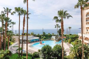 カンヌにあるSuite 322 - Sea View - Beach - Clim - Wifiのヤシの木が茂るリゾートのプールの航空写真