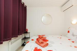 カンヌにあるSuite 322 - Sea View - Beach - Clim - Wifiのベッドルーム1室(赤いタオルが付いたベッド1台付) +6枚の写真