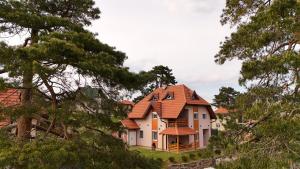 una casa con un tetto arancione su una collina di Apartmani Radovanović a Divčibare
