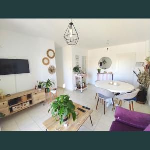 Μια τηλεόραση ή/και κέντρο ψυχαγωγίας στο Departamento familiar en pleno centro.