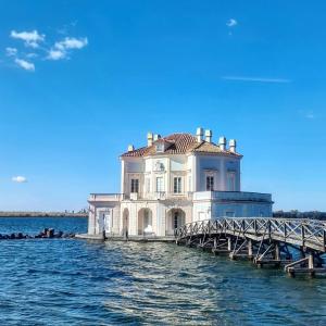 ein Haus auf einer Anlegestelle im Wasser in der Unterkunft Casa Penelope Lucrino in Pozzuoli