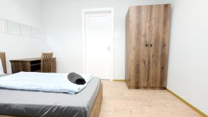 Postel nebo postele na pokoji v ubytování Spacious Rooms - 15 Min from Airport & City Center, 5 Min from Vienna Main-Bus Station EZ9