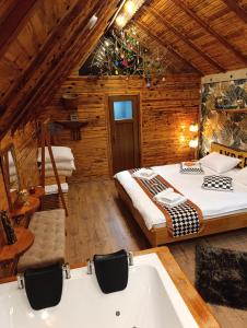 1 dormitorio con 2 camas y bañera en Seyri Alem suit Bungalow, en Ardeşen
