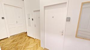 Koupelna v ubytování Spacious Rooms - 15 Min from Airport & City Center, 5 Min from Vienna Main-Bus Station EZ9