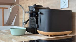 a coffee maker sitting on a kitchen counter at LE MACHU PICCHU - Self Checkin Automatique - Netflix - 15 Min de Giverny in Bonnières-sur-Seine