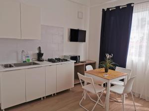 Kuchyň nebo kuchyňský kout v ubytování Condo with pool access