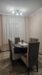 una sala da pranzo con tavolo e sedie di Apartmani Radovanović a Divčibare