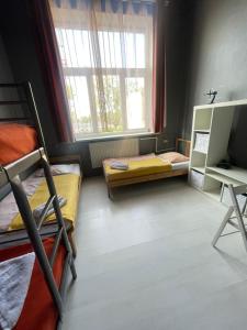 a dorm room with a bunk bed and a window at Pokoje Gościnne FRESCO in Łódź