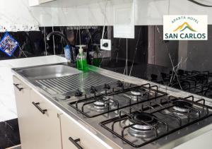 Nhà bếp/bếp nhỏ tại Aparta Hotel en San Carlos