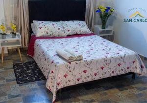 Giường trong phòng chung tại Aparta Hotel en San Carlos