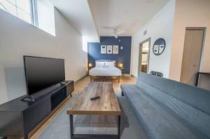 una sala de estar con un sofá y una cama en Best Derby Location 9-mins to Churchill Downs, en Louisville 66 fotos más