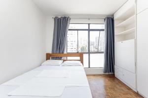a bedroom with two beds and a window at Condomínio Edifício Santos Andrade | Gonzaga Stays in Curitiba