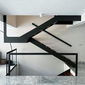 een zwarte metalen trap in een witte kamer bij Casa Loma next to Xochimilco in Oaxaca City