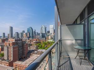 En balkon eller terrasse på Prime Downtown Condo - St Lawrence Parking