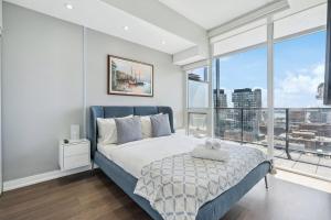 En eller flere senge i et værelse på Prime Downtown Condo - St Lawrence Parking + 61 billeder