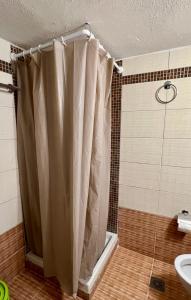 e bagno con doccia e tenda. di Pelekan rooms and apartments Athina 32 a Pefkohori