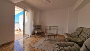 een woonkamer met een bank en een tafel bij Casa Polita in Castillo del Romeral