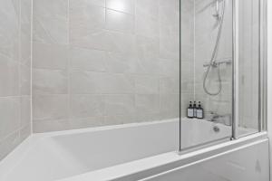 バーミンガムにあるLotus Haus - Wellington Homes - with off road Parkingのガラスドア付きのシャワー付きのバスルーム