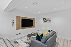 Μια τηλεόραση ή/και κέντρο ψυχαγωγίας στο Luxe Haven - 2 min from Station - Free Parking - Courtyard