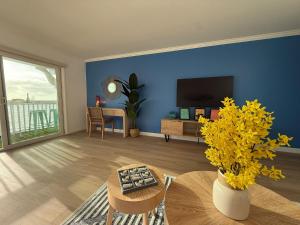Televisyen dan/atau pusat hiburan di Redondo Oceanfront Gem 2BR BA Balcony & Parking 335