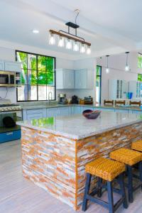 a kitchen with a large counter with two bar stools at Rancho Plèyades in Metalío