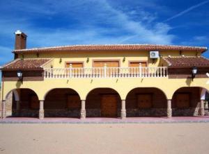 una grande casa con un balcone sopra di Casa Rural Dilamor a El Picazo Altre 7 foto