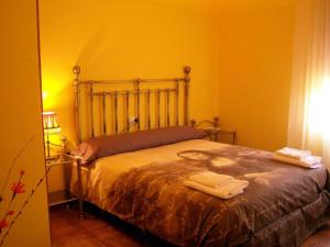 ein Schlafzimmer mit einem Bett mit zwei Handtüchern darauf in der Unterkunft Casa Rural Dilamor in El Picazo