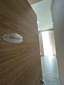 łazienka z napisem na drewnianej ścianie w obiekcie B&B Panorama 17 w mieście Neapol