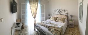 A bed or beds in a room at Villa Angelo